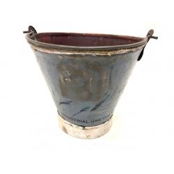 Old iron bucket (5343)
